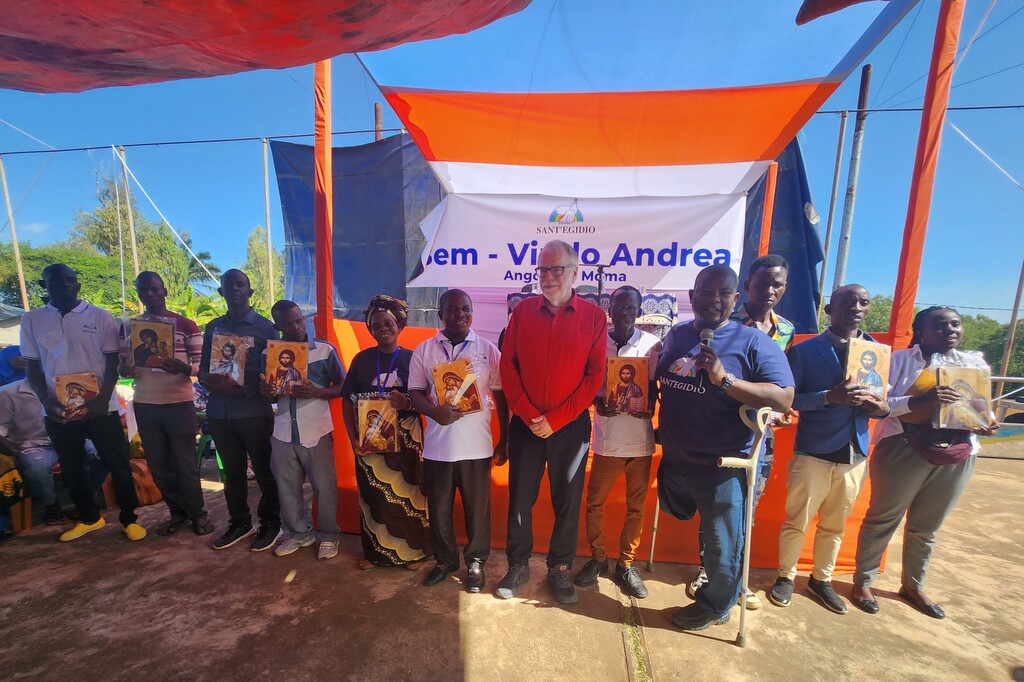 Meeting with Andrea Riccardi in Angoche, Mozambique. More than a thousand people gather from the most remote villages of Nampula province. A delegation of lepers from Nacopa among them - Video